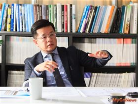 欣詮建設董事長陳聖中說：「建築必須創造永恆價值，才對得起城市。」於是誕生了「從綠地長出的建築物，演化成為書香居住」的「淺草棧」建案。（圖／資料照）