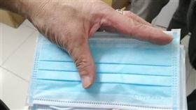 「口罩國家隊」製作的口罩竟疑似混雜著中國製，外包裝不僅有著簡體字寫著「产品合格证」還清楚印著「安徽」某公司生產。對此，新北市消保官也立即帶隊赴轄內藥局調查。（圖／新北市府提供）