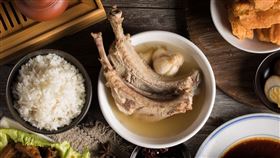 由台灣人氣炸雞品牌頂呱呱代理的「發起人肉骨茶」發起「同名用餐我招待」活動，只要你的姓名發音與「發、起、人」任一字相同打8折。（圖／業者提供）