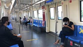 曼谷地鐵車廂做記號隔開民眾泰國近兩週武漢肺炎確診病例以每天百例速度增加，MRT系統的地下鐵用打叉標籤要乘客隔一個位置坐下。中央社記者呂欣憓曼谷攝  109年4月2日