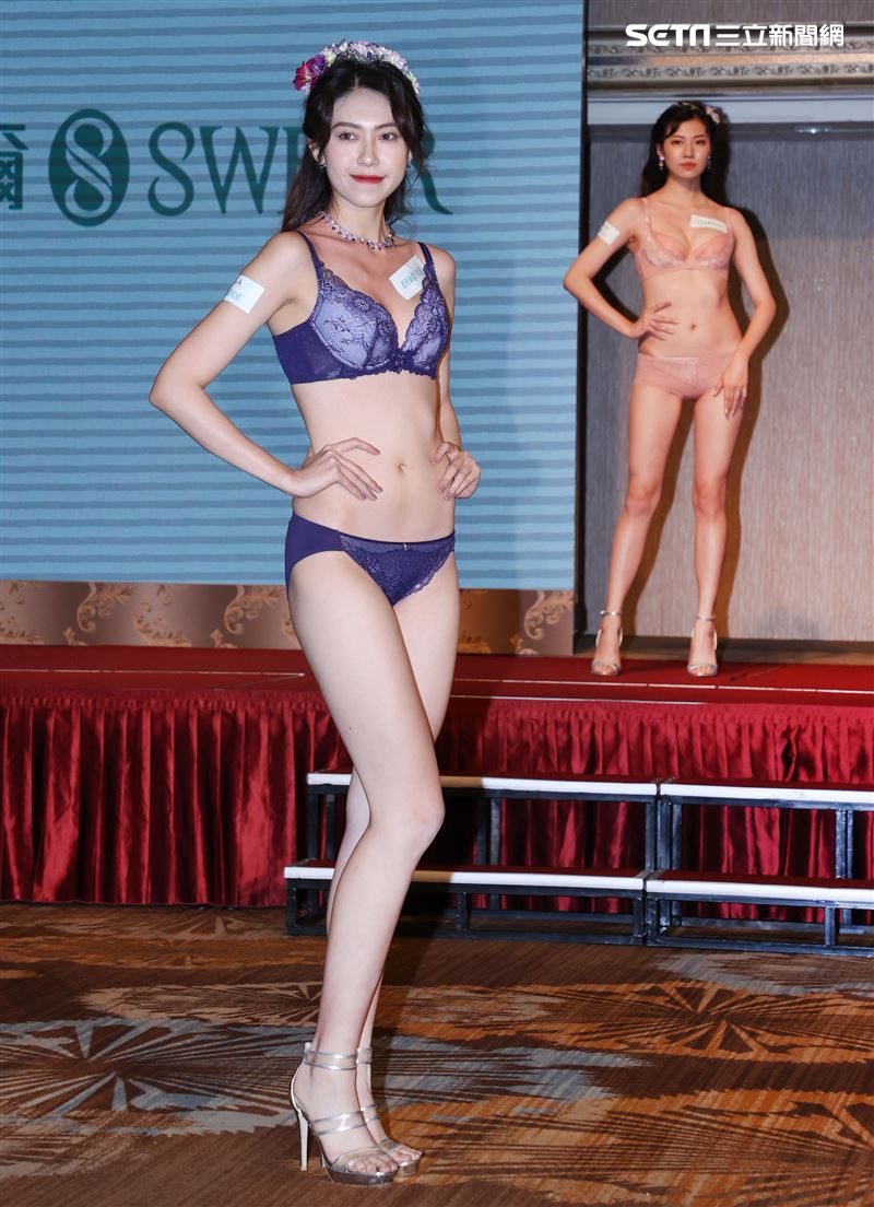 展現女性完美曲線，2020秋冬「撩波-無拘束之花」回歸自然，內衣不該有所限制，以自由自在、無拘無束的花卉圖樣，帶出每個女人的獨一無二，「內衣是女人最貼身的衣物，舒適的內衣更是女人的第二層肌膚」，強調親膚、舒壓性，讓每個女人穿上思薇爾內衣，舒服的就像沒穿一樣。（記者邱榮吉/攝影）