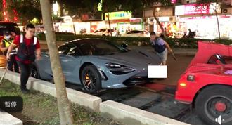 誰說不敢拖超跑？違停麥拉倫穿溜冰鞋