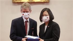 總統贈勳柯佳洛  遺孀致函感謝總統蔡英文（右）3日在總統府追贈捷克共和國故參議長柯佳洛勳章，捷克參議院議長維特齊（左）轉達柯佳洛遺孀的感謝信函。中央社記者鄭傑文攝　109年9月3日