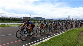 北市首座自由車公路練習場完工台北市體育局在觀山河濱公園打造全市首座自由車公路賽練習場，即日起開放使用。圖為西松高中及大理高中國中部選手在練習場進行練習。（台北市體育局提供）中央社記者李宛諭傳真　109年9月3日