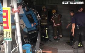 砂石車,台南,撞屋,受困