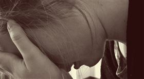 在台灣，婆媳問題持續存在著，懂得處理好婆媳關係的人也大有人在，不過萬一處的不好問題就可大了。一名死者生前PO文指出嫁來的這幾年天天看婆婆的臉色、被無視，每天都過的膽戰心驚，沒有力氣再活下去。貼文一出，網友、親友紛紛留言哀悼。女生,哭泣,自殺,崩潰,絕望,失落,煩惱。（圖／翻攝自Pixabay）