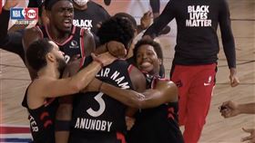 暴龍絕殺後Kyle Lowry開心與隊友慶祝。（圖／翻攝自推特）