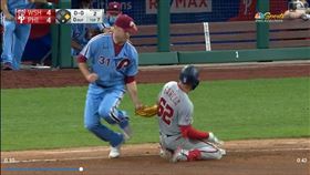 ▲國民二壘手賈西亞（Luis Garcia）敲安，回壘不及被費城人外野手哈波（Bryce Harper）牽制出局。（圖／翻攝自MLB官網）