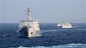 日本產經新聞4日引述台灣的國防部1日送交立法院一份不公開的中國軍力年度報告指出，中國南海艦隊今年初首度接近包含美國夏威夷在內的區域，並在附近演習。圖為2017年中國南海艦隊出海訓練。（圖／中新社）
