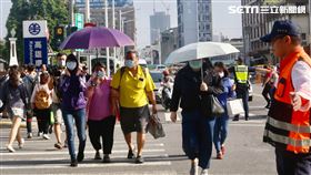 高雄市交通大執法（3）高雄市1日起展開「路口安全大執法」，在建國、南華路口宣導，提醒民眾共同營造「遵守路權、你我安全」的優良交通環境。中央社記者董俊志攝  109年9月1日