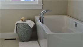 浴室，浴缸，廁所，泡澡（示意圖／翻攝自Pixabay）
