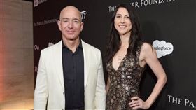 全球首富亞馬遜公司執行長貝佐斯（Jeff Bezos），9日拋出震撼彈，在推特上宣布將與太太麥肯齊‧貝佐斯（MacKenzie Bezos）結束25年婚姻，掀起外界譁然。沒想到日前貝佐斯被爆出與第三者、前福斯電視女主持人桑契斯（Lauren Sanchez）的鹹濕簡訊，「我想聞妳，想把妳吸進去」，內容十分露骨。（圖／翻攝自推特Complex）

