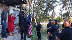 ▲警察送了新的國旗給阿媽。（圖／翻攝自推特）