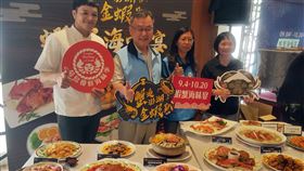 澎湖舉辦蟹逅澎湖金蝦趴澎湖縣政府「蟹逅澎湖金蝦趴」活動，縣長賴峰偉（左2）4日與網紅名廚佛瑞德（左1）一起品嚐季節最夯的蝦蟹海味宴。中央社  109年9月4日