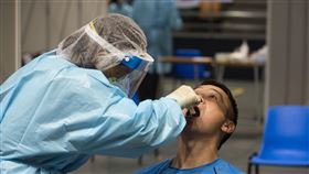 港府今起為市民檢測武漢肺炎病毒港府1日起為市民免費檢測武漢肺炎病毒，以找出帶有病毒的隱形患者；圖為醫護員從市民口腔抽取唾液樣本。（港府新聞處圖片）中央社記者張謙香港傳真　109年9月1日