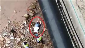 去辦離婚起口角！老公氣炸「抱妻丟下橋」　路人嚇傻他遭逮
圖／翻攝自微博