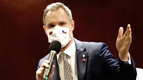 布拉格市長賀瑞普：此次訪台將啟發許多歐洲國家捷克首都布拉格市長賀瑞普（Zden?k H?ib）4日表示，此次來台與總統蔡英文見面時，他曾向蔡總統提到上次布拉格訪團來時深獲啟發，而此次來台的訪團還有捷克國會各區代表，可看見對台灣的支持不僅侷限於布拉格，因此相信「此次的來訪將啟發許多歐洲國家」。中央社實習記者曾守一攝　109年9月4日