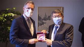 賀吉普市長致贈柯文哲捷克水晶第一品牌的錶（圖／北市府提供）