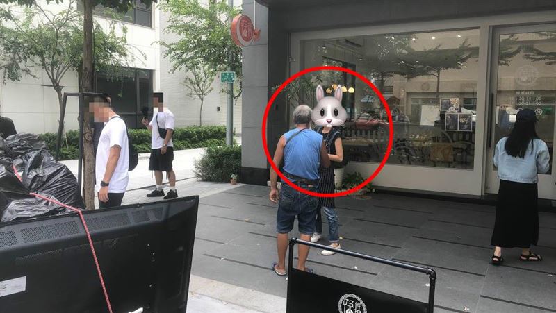 阿伯推回收車…店員貼心1舉網讚天使