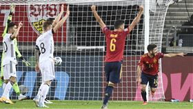 ▲西班牙Jose Luis Gaya（右一）踢進追平的一球。（圖／美聯社／達志影像）