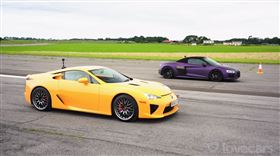 ▲Lexus LFA對決奧迪R8（圖／翻攝自
Lovecars Youtube）