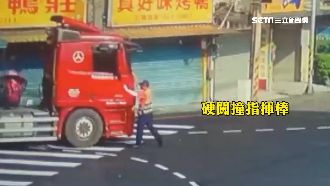 大卡車險撞義交　無視指揮還硬踩油門