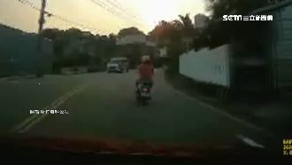 新竹女載幼童單手騎車　滑手機狂漂移