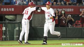 ▲樂天桃猿外野手朱育賢和陳俊秀「背靠背」開轟。（圖／記者劉彥池攝影）