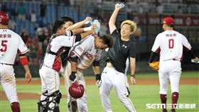 ▲樂天桃猿外野手藍寅倫敲出再見安打。（圖／記者劉彥池攝影）