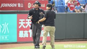 ▲主審王俊宏看重播輔助判決。（圖／記者劉彥池攝影）