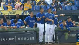 ▲陳文杰接殺讓富邦休息室瞬間傻眼。（圖／翻攝自CPBL TV）