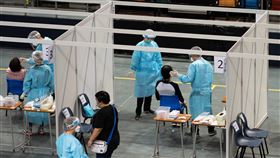 香港97萬人登記檢測武漢肺炎病毒　4人確診香港迄今已有97萬8000人登記接受2019冠狀病毒疾病（COVID-19，武漢肺炎）病毒檢測，其中65萬人已取得鼻液和口腔液體樣本，截至4日檢出4人確診。圖為一個社區檢測中心。（中通社提供）中央社　109年9月5日