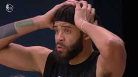 JaVale McGee看傻眼。（圖／翻攝自YouTube）