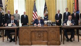 塞爾維亞總統武契奇（前左）和科索沃總理霍蒂（前右）在白宮橢圓形辦公室簽署聲明，承諾採取一系列措施，以改善運輸基礎設施和邊境口岸、降低貿易關稅並分享能源與水資源。（圖取自The White House flickr網頁，版權屬公有領域）
