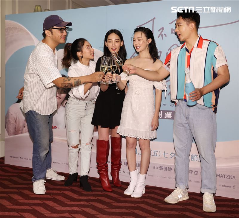 導演簡學彬、肆一、陳妤、林映唯、李杏出席電影「可不可以、你也剛好喜歡我」慶功。（記者邱榮吉/攝影）