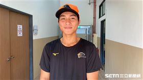 統一獅新秀羅暐捷隨隊一軍。（圖／記者王怡翔攝影）