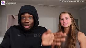 ▲Alphonso Davies與他的女友。（圖／翻攝自太陽報影片）