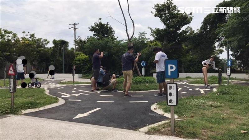 翹臀正妹露屁蛋外拍　孩童在旁網傻眼