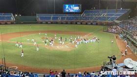 統一樂天板凳清空。（圖／記者王怡翔攝影）