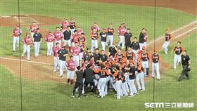 樂天統一再度衝突。（圖／記者王怡翔攝影）