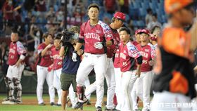 ▲樂天桃猿外野手藍寅倫敲出再見安打。（圖／記者劉彥池攝影）