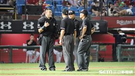 ▲統一獅張偉聖安打上壘，樂天桃猿總教練曾豪駒上前和主審楊崇煇示意，主審決定動用7局後的自主審視權挑戰一壘審，經過電視輔助判決改判跑者出局，統一總教練林岳平激烈抗議。（圖／記者劉彥池攝影）