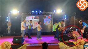  金曲歌手嚴詠能 表演完突倒下圖／翻攝自藝術宅急便到鄉鎮-打狗亂歌團臉書https://www.facebook.com/%E8%97%9D%E8%A1%93%E5%AE%85%E6%80%A5%E4%BE%BF%E5%88%B0%E9%84%89%E9%8E%AE-%E6%89%93%E7%8B%97%E4%BA%82%E6%AD%8C%E5%9C%98-615458019106681