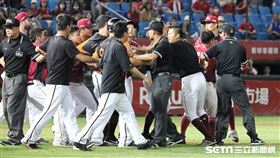 ▲統一獅三壘手郭阜林遭黃子鵬觸身球、單場第3次，兩隊爆發第2次板凳清空衝突。（圖／記者劉彥池攝影）