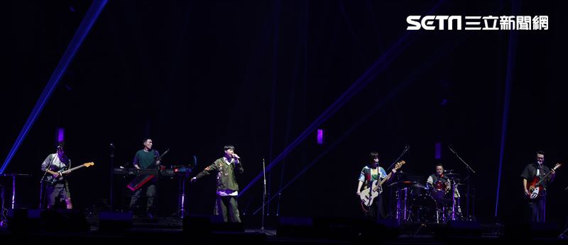 魚丁糸青峰臺北流行音樂中心「嗨！北流」開幕演唱會。（記者邱榮吉/攝影）