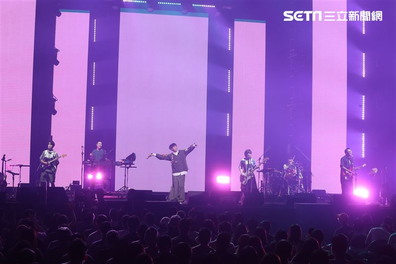 魚丁糸青峰臺北流行音樂中心「嗨！北流」開幕演唱會。（記者邱榮吉/攝影）
