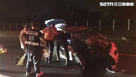 國道10號旗山嶺口路段發生轎車追撞砂石車事故。（圖／翻攝畫面）