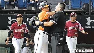 中職／郭阜林被丟暴怒　藍寅倫幫緩頰