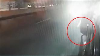 女跌落國道遭輾斃　摔出車外畫面曝光