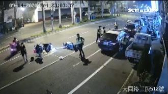 臨檢點旁2機車追撞　警立刻現身處理